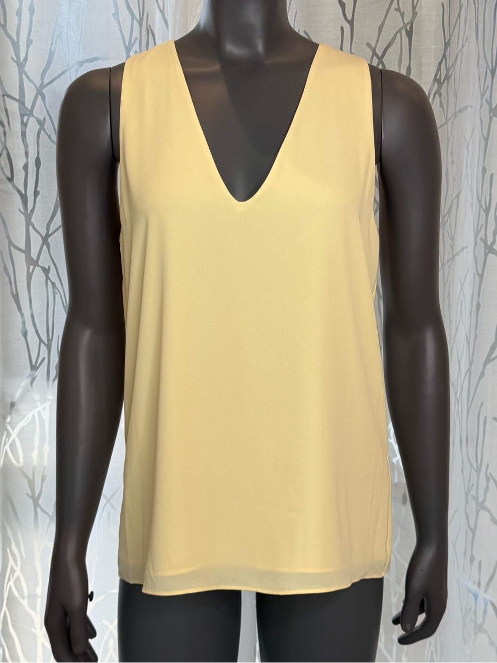 Babaton Aritzia yellow V-Neck Sleeveless Blouse Women’s size M
Business Casual